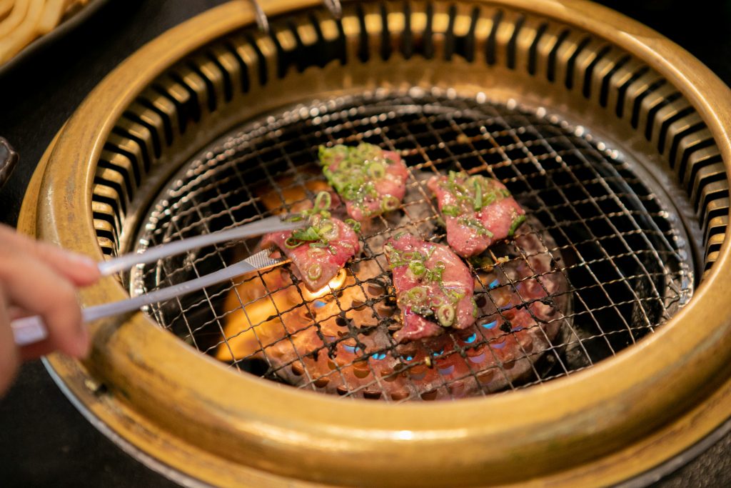 加古川、播磨町の焼肉、ホルモン店「焼肉レストランよつば亭」。食べ放題よりお得？！ボリューム満点の焼肉盛り合わせが自慢！
