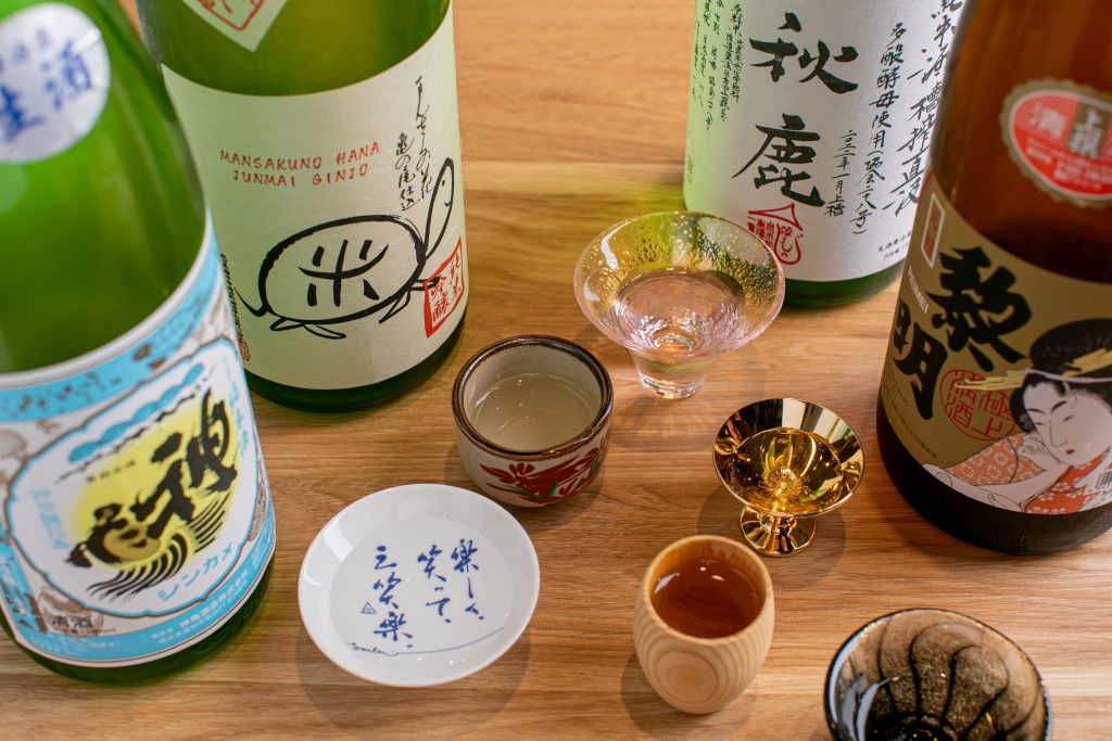 本町・堺筋本町でお一人様や女性に人気。日本酒飲み比べが堪能できる居酒屋、食堂もぐらさん。ランチは親子丼！